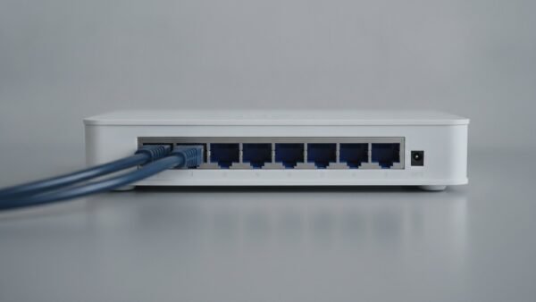 router absichern bild 3 RĂĽckseite eines Routers mit zwei belegten und mehreren freien Netzwerkbuchsen