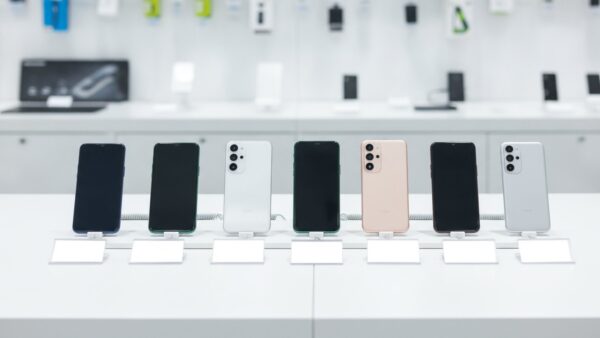 Smartphones verschiedener Farben auf einem Präsentationstisch im Elektronikgeschäft