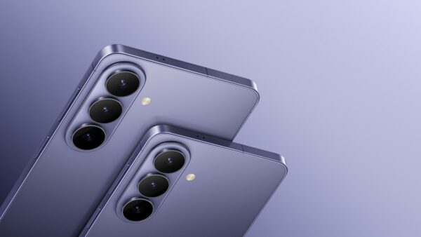 Zwei Samsung Galaxy S26 in Violett von hinten mit drei Kameralinsen