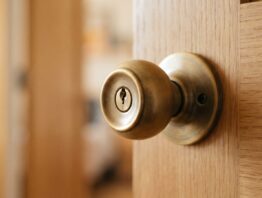 Nahaufnahme eines Türschlosses in einer hellen Wohnungstür