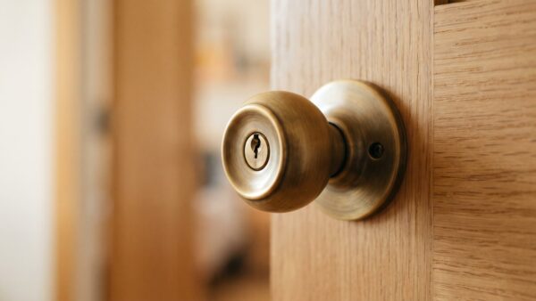 schluesseldienst kosten bild 1 Nahaufnahme eines TĂĽrschlosses in einer hellen WohnungstĂĽr