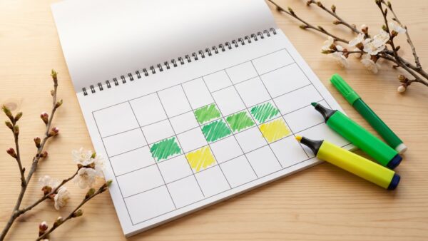 Kalender mit markierten Osterferien und bunten Stiften