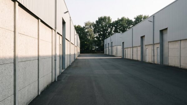 Ruhige Straße in einem Gewerbegebiet mit niedrigen hellen Hallen