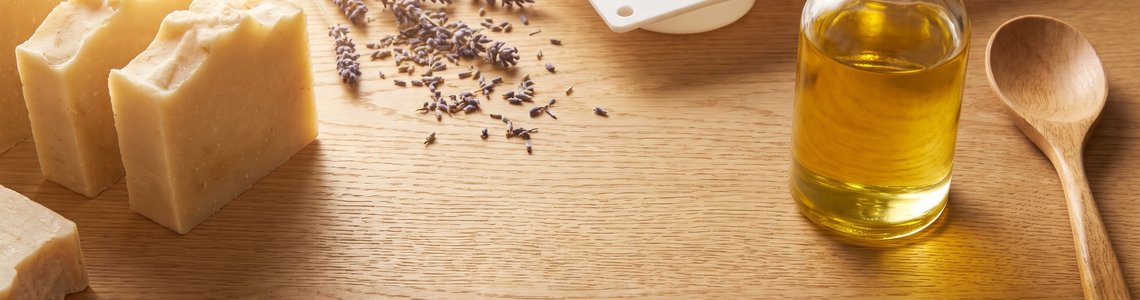 Seife selber machen Zutaten auf Holztisch