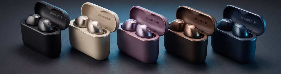 Sennheiser Momentum True Wireless 5 in allen fünf Farben mit geöffnetem Ladecase