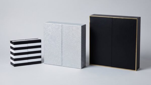 Drei unterschiedlich große Beauty-Adventskalender nebeneinander im Größenvergleich