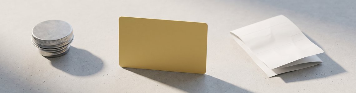 Unbedruckte gelbe Karte, Tankdeckel und leerer Kassenbon auf Beton