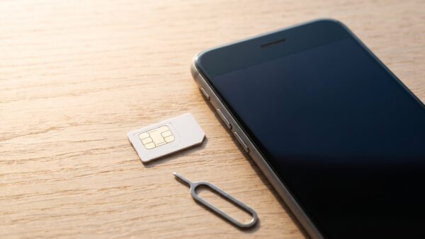 sim pin deaktivieren bild 1 SIM-Karte neben Smartphone und Auswurfwerkzeug