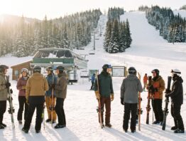 Skifahrer an der Talstation eines Skigebiets im Winterurlaub