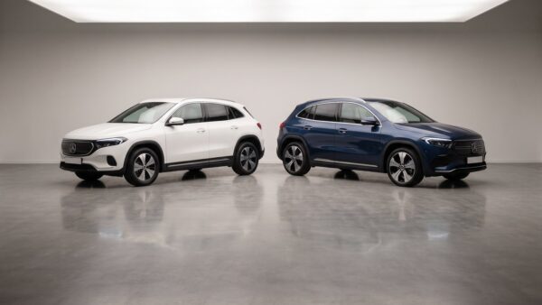 skoda epiq bild 1 Zwei baugleiche kompakte Elektro-Crossover in unterschiedlicher Ausstattung nebeneinander im Ausstellungsraum