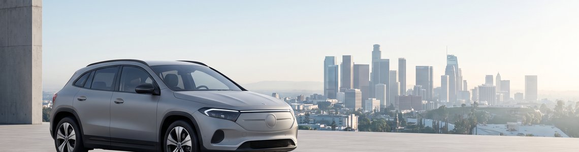 Kompaktes elektrisches Crossover in Hellgrau auf einem Betonvorplatz vor Stadtkulisse