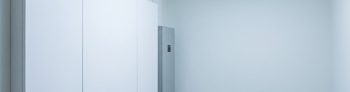 Weißer Zählerschrank mit geschlossenen Klappen in einem hellen Hausanschlussraum