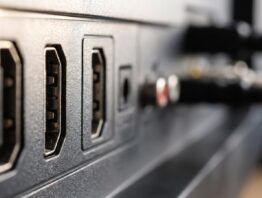 Nahaufnahme unbeschrifteter HDMI-Buchsen an einer TV-Rückseite