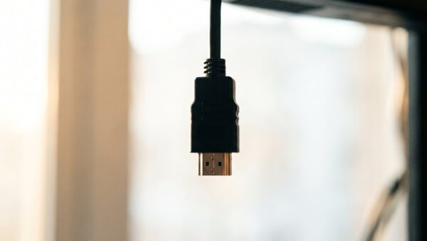 smart tv stick bild 2 Kleiner schwarzer HDMI-Stick ohne Aufdruck an einem kurzen Kabel