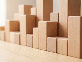 Nahaufnahme unterschiedlich hoher Holzbausteine in einer Reihe