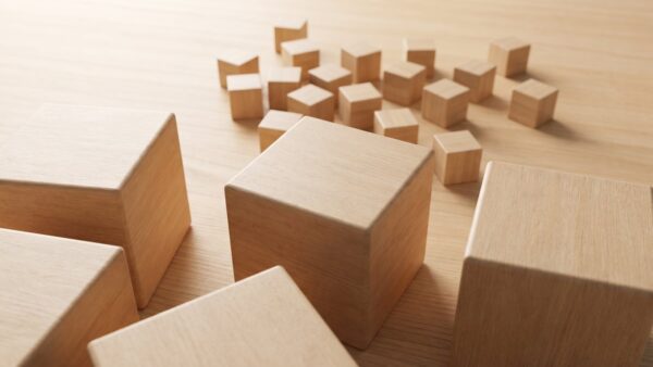 sp 500 etf bild 2 Wenige groĂe und viele kleine Holzbausteine auf einem Tisch