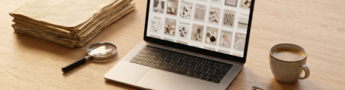 Spiegel Archiv: alte Magazine, Lupe und Laptop mit digitalem Heftarchiv