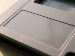 Unterseite eines grauen Gehäuses mit unbeschrifteter Fläche