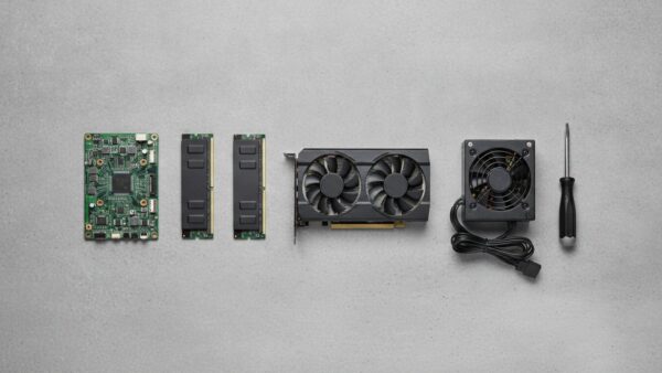 steam machine bild 3 PC-Bauteile wie Hauptplatine, Speichermodule und Grafikkarte nebeneinander auf einer Werkbank