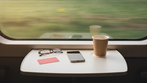 super sparpreis bild 4 Unbedruckte rote Karte, Smartphone und Becher auf dem Klapptisch am Zugfenster