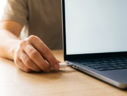 USB-Surfstick wird seitlich in den Laptop gesteckt