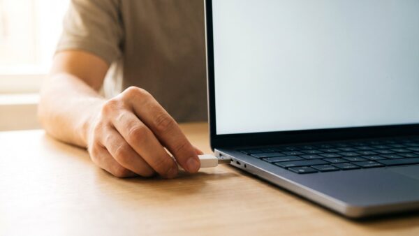 surfstick vergleich bild 1 USB-Surfstick wird seitlich in den Laptop gesteckt