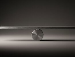Mechanische Balkenwaage aus Metall im Gleichgewicht