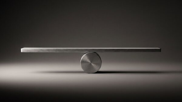 tagesgeld scalable capital bild 1 Mechanische Balkenwaage aus Metall im Gleichgewicht
