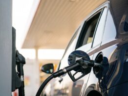 tankrabatt 2026 bild 1 Zapfhahn im Tankstutzen eines Kleinwagens an einer Tankstelle