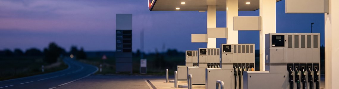 Markenlose Tankstelle in der Abenddämmerung an einer leeren Landstraße