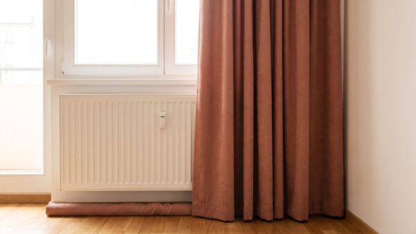 teelichtofen bild 3 Freistehender Heizkörper am Fenster mit Vorhang und Zugluftstopper