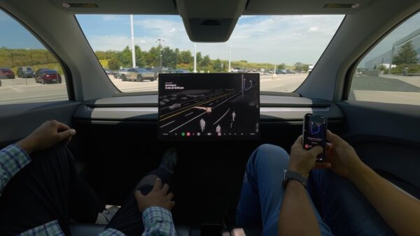 tesla cybercab innenraum ohne lenkrad Tesla Cybercab Innenraum ohne Lenkrad und Pedale bei einer Mitarbeiterfahrt