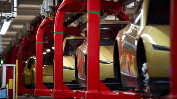 tesla cybercab produktion giga texas Tesla Cybercab Produktion in der Gigafactory Texas, Karosserien auf der Fertigungslinie
