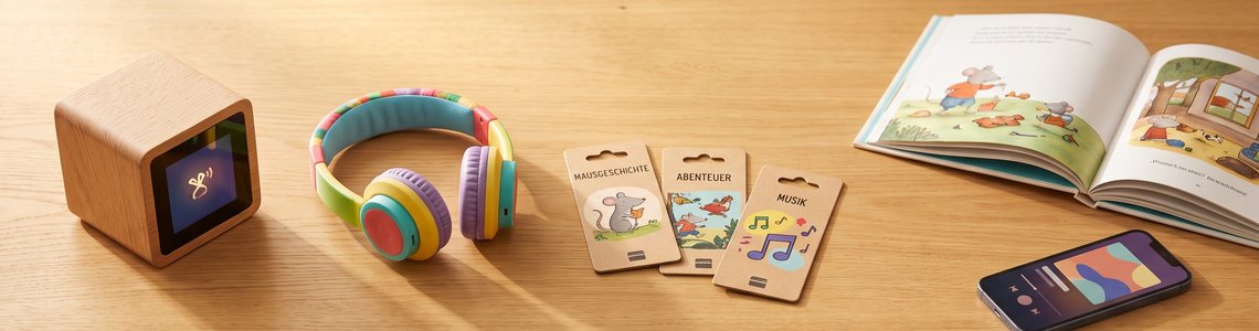 tigertones Hörbox mit Hörspielkarten und Kinderkopfhörern auf einem Schreibtisch
