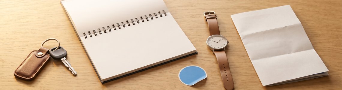 TÜV überziehen 2026: Autoschlüssel, Kalender und Prüfplakette auf einem Schreibtisch