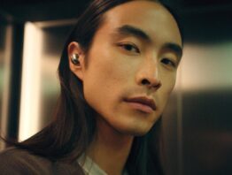 Mann traegt den Sennheiser Momentum True Wireless 5 im Ohr
