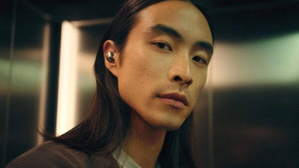 Mann traegt den Sennheiser Momentum True Wireless 5 im Ohr
