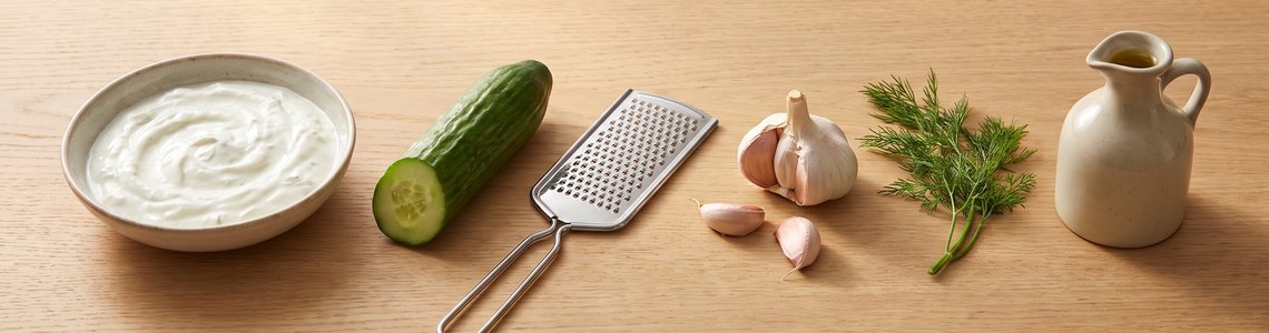 Tzatziki selber machen: Zutaten auf dem Holztisch
