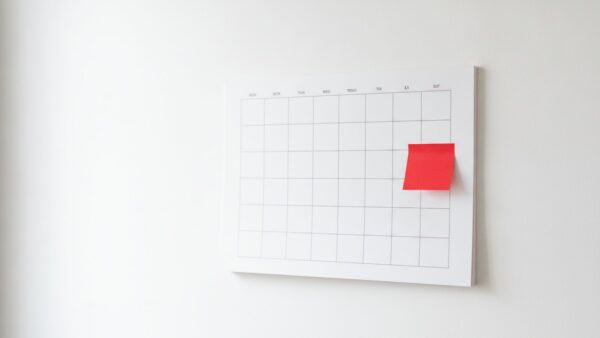 uber one bild 4 Wandkalender mit leerem Raster und einem roten Klebezettel in einem der KĂ€stchen