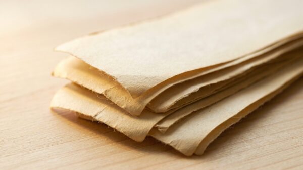 Mehrere leere, leicht vergilbte Papierstreifen übereinander