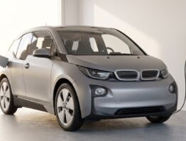 umweltplakette bild 1 Elektroauto mit leerer Windschutzscheibe ohne Umweltplakette an einer Wandladestation in der Garage