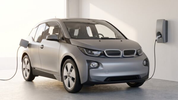 umweltplakette bild 1 Elektroauto mit leerer Windschutzscheibe ohne Umweltplakette an einer Wandladestation in der Garage