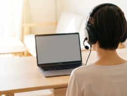 Videokonferenz im Homeoffice mit Headset am Laptop