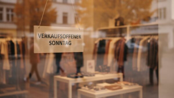 verkaufsoffener sonntag oktober 2026 schaufenster Schaufenster mit Hinweisschild verkaufsoffener Sonntag in einer deutschen Altstadt