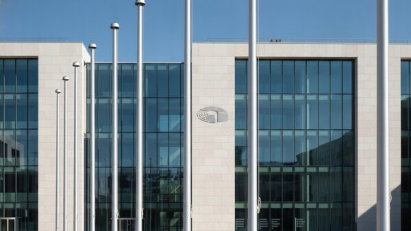 vodafone preiserhoehung bild 2 Modernes Gerichtsgebäude aus Glas und hellem Stein unter blauem Himmel