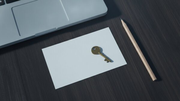 waipu tv login bild 2 Kleiner MessingschlĂĽssel auf einer leeren weiĂźen Karteikarte neben einem geschlossenen Laptop