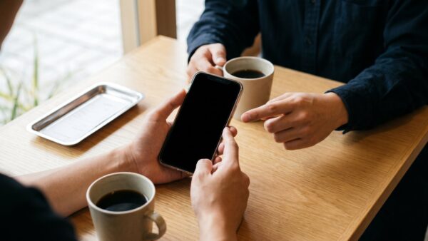 wero bezahlen bild 3 Rechnung im Café teilen und den Betrag per Smartphone senden