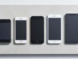 whatsapp alte iphones bild 1 Fünf iPhone-ähnliche Smartphones verschiedener Generationen in einer Reihe, vom ältesten zum neuesten