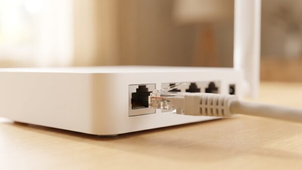 Netzwerkstecker wird in einen Router gesteckt