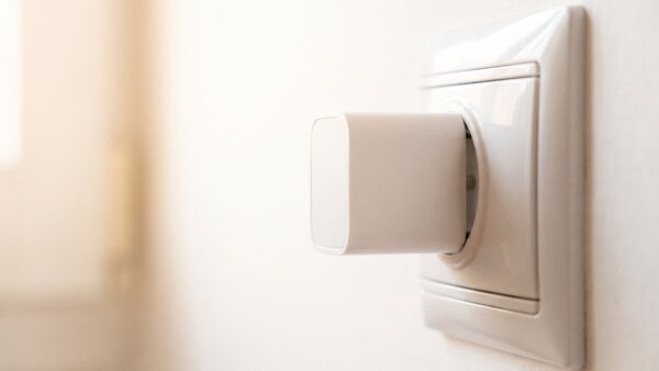 wlan verstaerker bild 1 Nahaufnahme eines weiĂźen Steckdosenadapters in einer Wandsteckdose